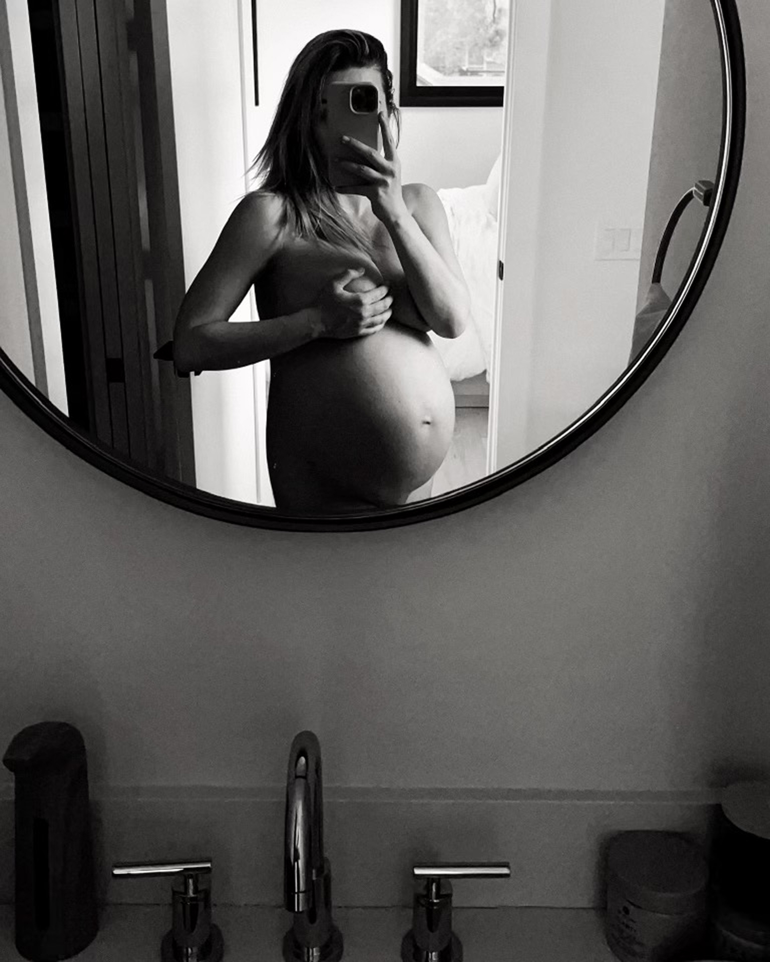 black and white pregnant mirror selfie